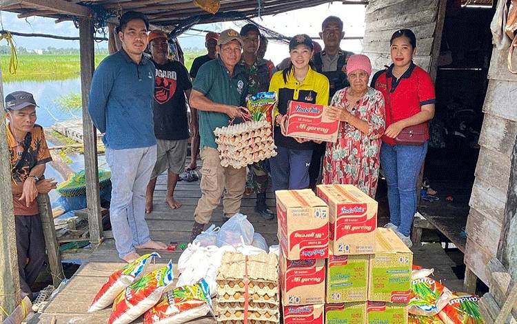 Camat Karusen Janang Salurkan Bantuan untuk Warga Terdampak Banjir