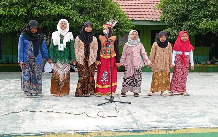 Peringatan Hari Ibu Tutup Class Meeting di MIN 5 Palangka Raya