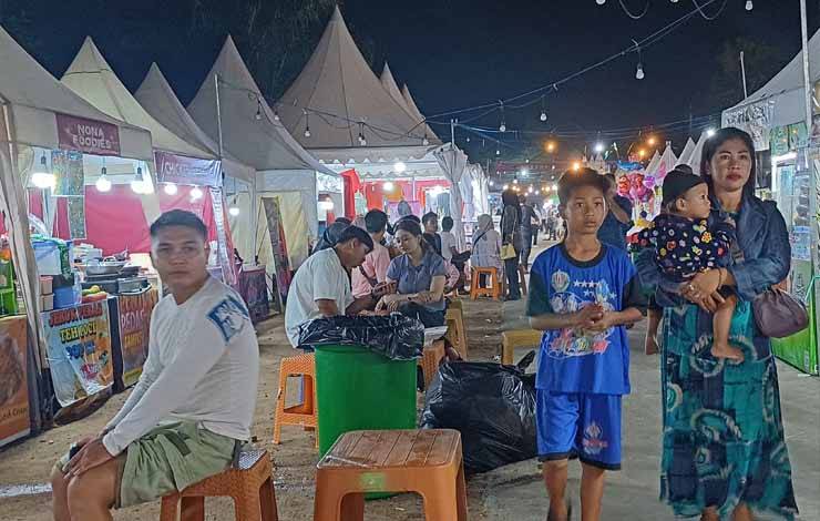 Suasana End Year Fair Sampit 2023 di halaman Volly Indoor Stadion 29 Nopember Sampit, Jumat, 22 Desember 2023. (FOTO: DEWIP)