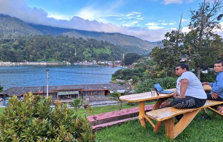 Tim Pengabdian Internasional melakukan Kunjungan Wisata Danau Toba terletak di Pulau Sumatra, tepatnya di Simalungun, Sumatera Utara.(FOTO: Dokumentasi Prof Rahmawaty untuk Borneonews)