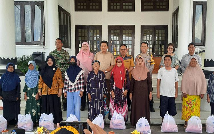 Pemkab Kobar Bagikan 5 Ribu Paket Sembako Gratis untuk Masyarakat Jelang Nataru