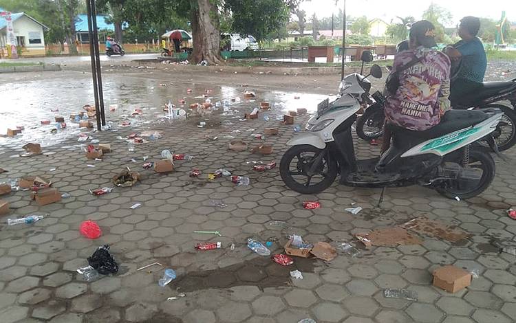 Warga Keluhkan Sampah Diduga Bekas Kegiatan KPU Berserakan di Taman Nansarunai