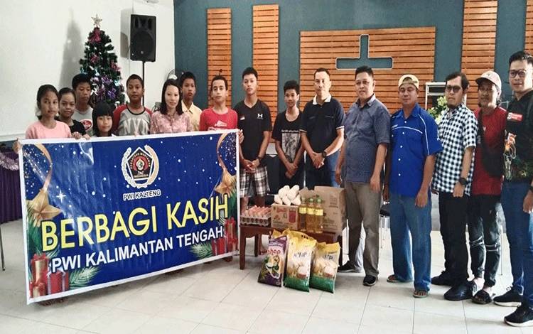 Sambut Natal, PWI Kalteng Berbagi Kasih Terhadap Lima Panti Asuhan