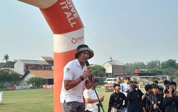 Legenda Sepak Bola Indonesia Budi Sudarsono dalam pembukaan turnamen Grassroots Nasional yang berlangsung di Lapangan Yayasan Minhajurosyidin, Jakarta, Sabtu (23/12/2023). (ANTARA/FAJAR SATRIYO)