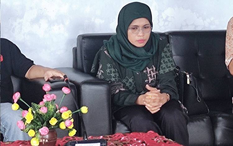 Anggota Bawaslu Kalteng, Divisi Penanganan Pelanggaran, Data dan Informasi, Nurhalina saat coffe morning di Bawaslu Kalteng, Minggu, 24 Desember 2023. (FOTO: HERMAWAN)