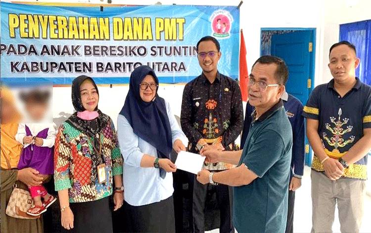 Camat Teweh Tengah Serahkan Dana PMT Kepada Keluarga Beresiko Stunting