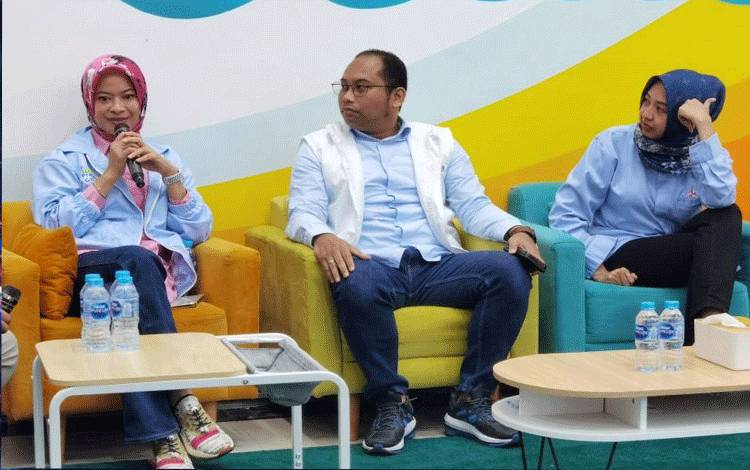 Komandan Tim Kampanye Nasional (TKN) pemilih muda cluster perempuan (Pink Fanta) Prabowo-Gibran, Suci Suaib Saenong (kedua kiri) berbicara dalam Talk Show Pink Fanta di Markas TKN Fanta HQ, Jakarta, Minggu (24/12/2023). ANTARA/HO-Tim TKN Fanta