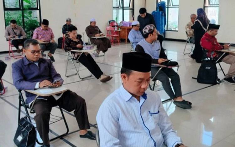 Suasana saat pelaksanaan tes tahap pertama pada rekrutmen petugas haji yang digelar Kemenag Kapuas. (FOTO: IST)