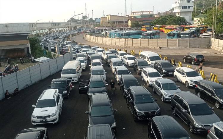 Kendaraan Roda Empat Menyeberang Merak - Bakauheni Capai 4.964 Unit