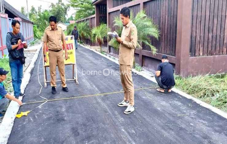 Tim Dinas Perkimtan Kota Palangka Raya melakukan pengukuran terhadap pengerjaan jalan lingkungan