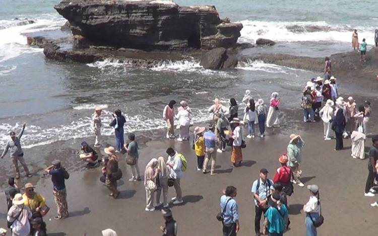 10 Ribu Pengunjung Padati Tanah Lot Bali saat Momen Natal