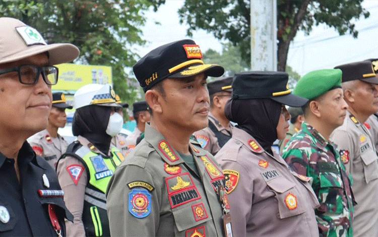Kasatpol PP Kota Palangka Raya, Berlianto mengikuti apel pengamanan Natal. (FOTO: HUMAS)