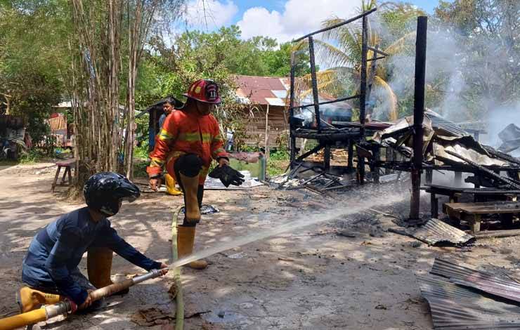 Tim gabungan saat melakukan pendinginan kebakaran di Jalan Surung (Foto : Pathur)
