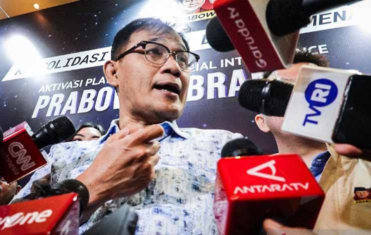 Wakil Ketua Dewan Pakar Tim Kampanye Nasional (TKN) Prabowo-Gibran, Budiman Sudjatmiko menjawab pertanyaan wartawan saat jumpa pers usai menghadiri Konsolidasi Nasional Relawan Prabowo-Gibran Digital Team di Jakarta, Rabu (20/12/2023). (ANTARA/Aprillio Abdullah Akbar)