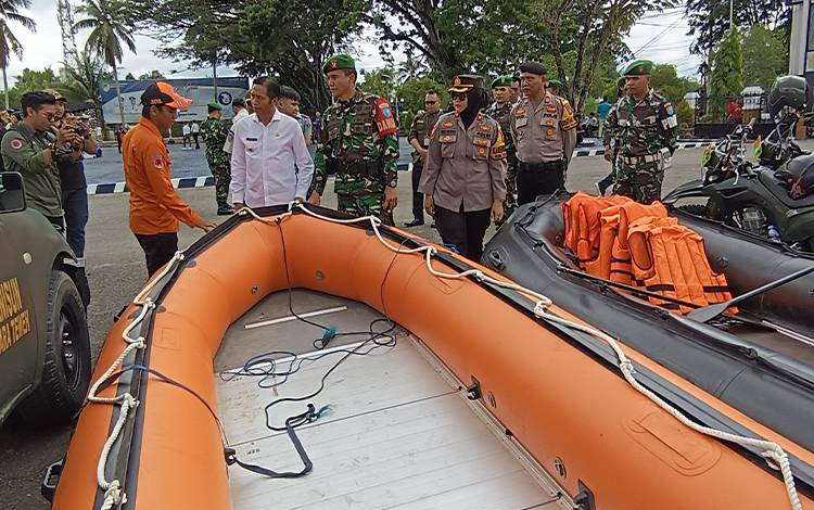 Dandim 1013 Muara Teweh didampingi Pj Bupati, Muhlis dan Kabag Ops Polres Barito Utara, Kompol Reny Arafah saat memeriksa kesiapan sarana dan prasarana pada apel gelar pasukan kesiapsiagaan penanggulangan bencana banjir di wilayah kabupaten Barito Utara, di halaman kantor Bupati, Rabu, 27 Desember 2023. (FOTO: DHANI)