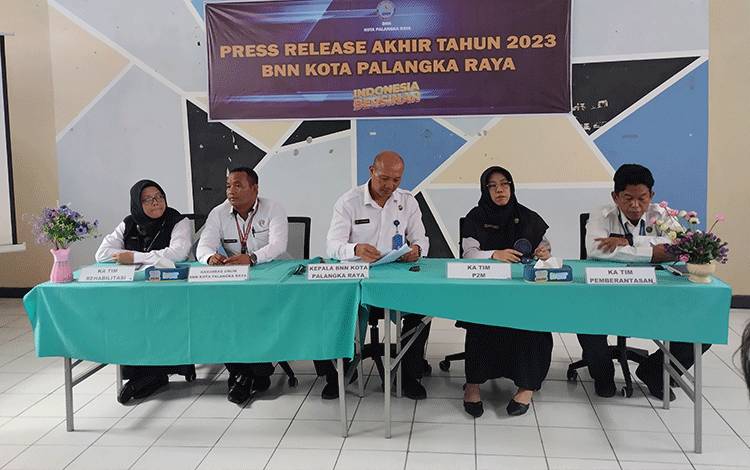 Press Release Akhir Tahun 2023 BNN Kota Palangka Raya di kantor BNN Kota Palangka Raya, Jalan Tangkasiang Nomor 14 pada Rabu, 27 Desember 2023 sore.(FOTO: TESTI PRISCILLA)