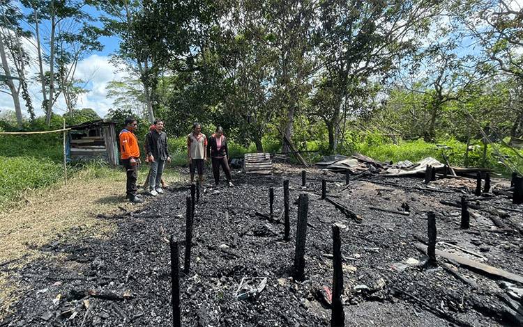 Sebuah Rumah Warga di Desa Pulau Telo Baru Terbakar