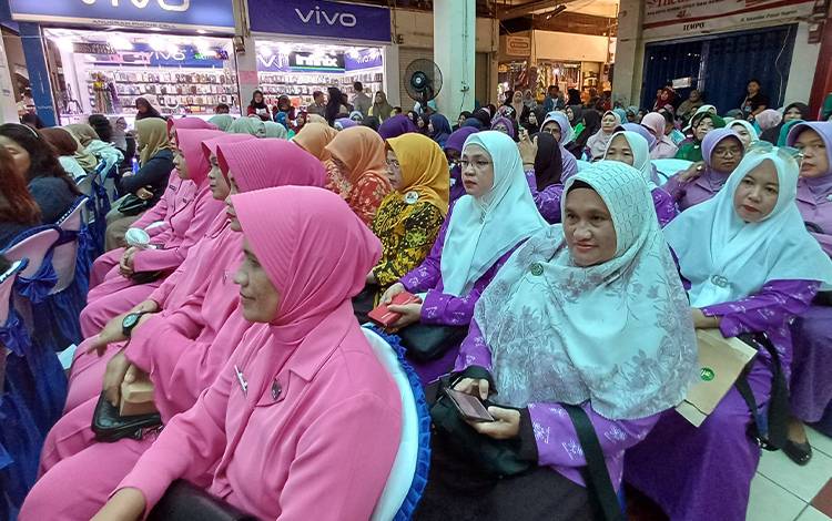 Peringatan hari ibu yang ke-95 tahun di Pasar PPM Sampit, Kamis, 28 Desember 2023. (FOTO: DEWIP)