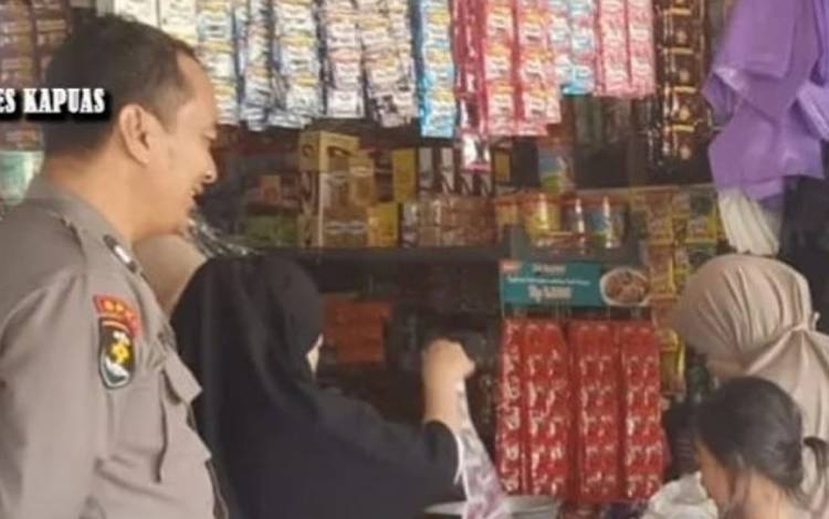 Personel Polsek Kapuas Murung Ajak Warga Ciptakan Pemilu Damai
