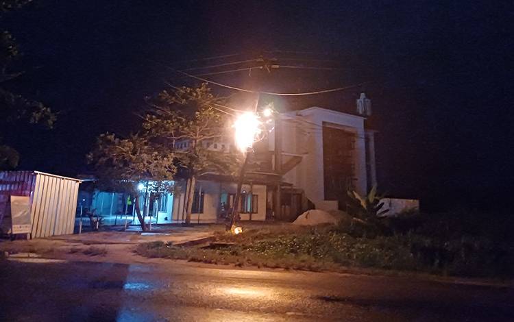 Kabel Listrik di Depan Masjid Hijratul Amin Jalan Kapten Mulyono Sampit Terbakar