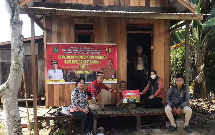 Dinas PUPR PKP Kapuas Serahkan Bantuan Rumah Tidak Layak Huni