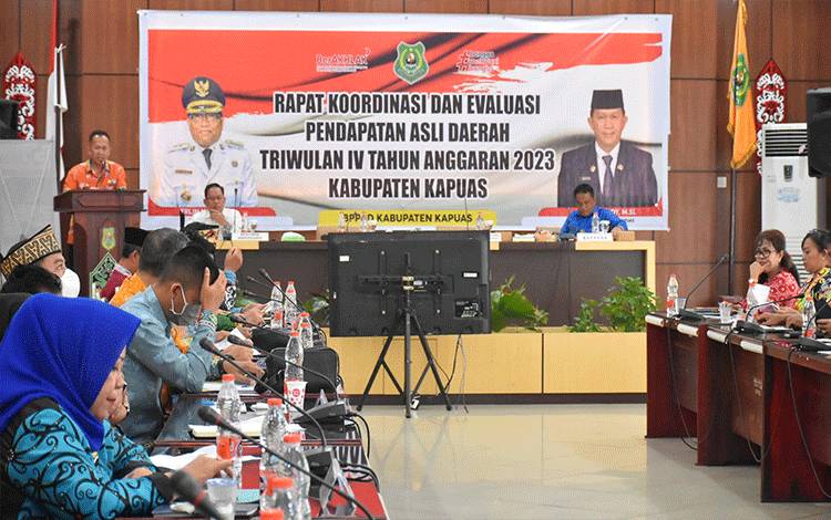 Suasana saat Rakordalev PAD Triwulan IV Tahun anggaran 2023 dan persiapan pelaksanaan APBD 2024, bertempat di Aula Bappelitbangda Kapuas. (FOTO: IST)