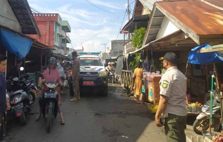 Anggota Satpol PP Kapuas Imbau PKL di Pasar Tak Gelar Lapak Dagangan Lewati Batas Badan Jalan