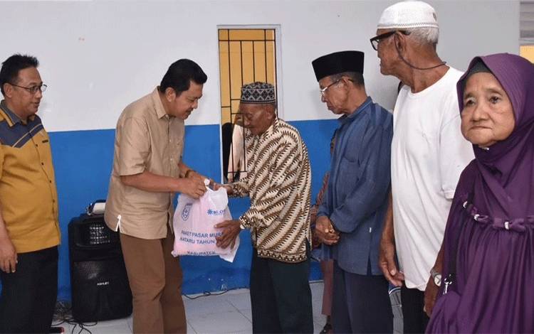 Kendalikan Inflasi Melalui Pasar Murah, Pemkab Kobar Salurkan Paket Sembako