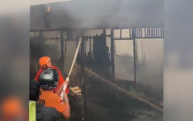 Kebakaran rumah di?Kelurahan Dahirang RT 04, Kecamatan Kapuas Hilir pada Jumat sore, 29 Desember 2023. (FOTO: IST)