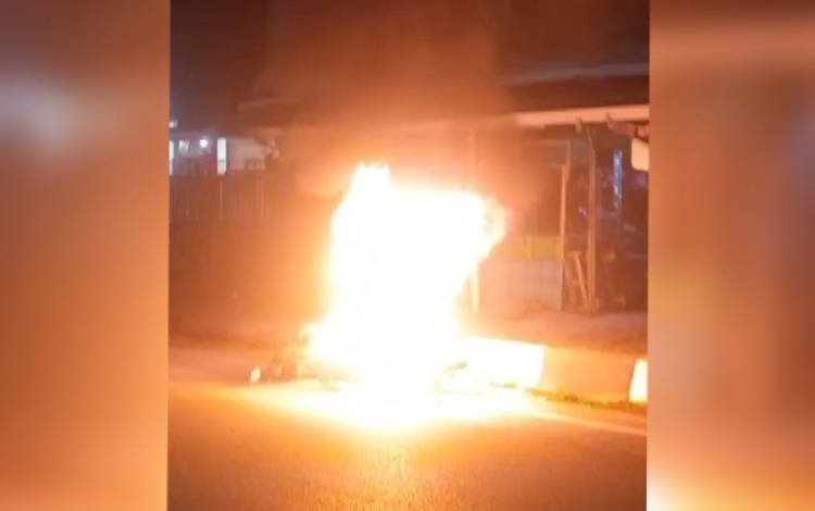 Sepeda Motor Terbakar di Jalan A Yani Kapuas Gegerkan Warga
