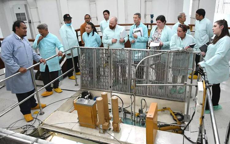 Sejumlah periset dari Departemen Energi Amerika mengunjungi fasilitas riset reaktor nuklir Kartini BRIN yang berada di Kawasan Sains dan Edukasi (KSE) Achmad Baiquni Babarsari, Yogyakarta, pada Senin (4/12/2023). (ANTARA/HO-BRIN)