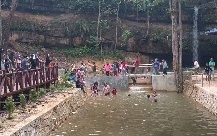 Masyarakat Gunung Mas Berbondong-bondong Kunjungi Air Terjun Batu Mahasur