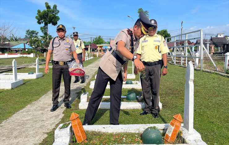 Wakapolres Kapuas Pimpin Upacara dan Ziarah di TMP Kencana Peringati HUT ke-43 Satpam