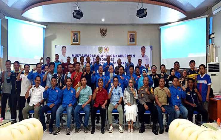 Asisten Sekda Bidang Pemerintahan dan Kesra Eveready Noor foto bersama pengurus KONI Kabupaten dan pengurus KONI Kecamatan usai pembukaan Musyawarah Musyawarah Olahraga Kabupaten (Musorkab) KONI Kabupaten Barito Utara tahun 2023, di aula Bappeda Litbang Muara Teweh, Sabtu 30 Desember 2023.(foto: Dhani)