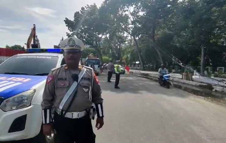 Satlantas Polresta Palangka Raya Lakukan Pengaturan Lalu Lintas di Bundaran Besar