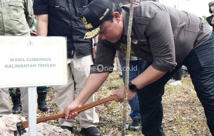 Wamen LHK RI dan Pemprov Kalteng Menanam Pohon di Pulang Pisau