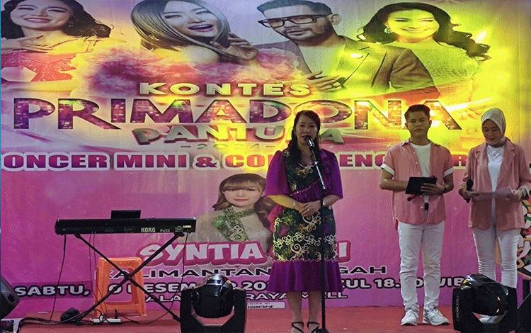 Ketua DPW Komite Seni Budaya Nasional (ISBN) Provinsi Kalteng, Natalia saat di Palma Palangka Raya, Sabtu malam, 30 Desember 2023. (FOTO: HERMAWAN)