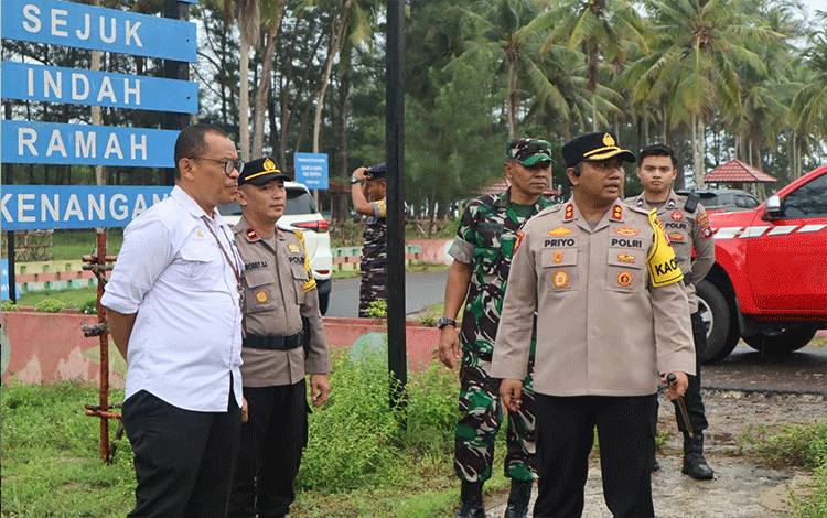 Kapolres Seruyan AKBP Priyo Purwanto, bersama unsur Forkopimda saat mengecek pengamanan di kawasan wisata Pantai Sungai Bakau, Kecamatan Seruyan Hilir Timur (FAHRUL)
