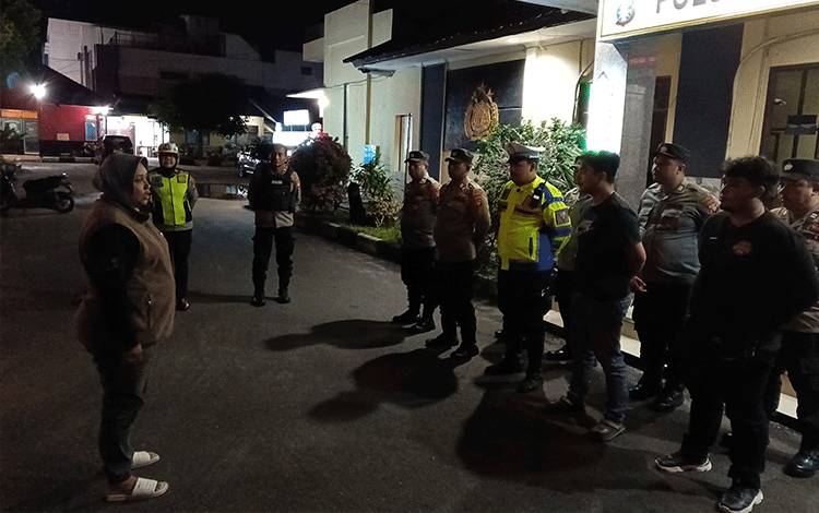 Kapolsek Pahandut AKP Volvy Apriana saat memimpin apel cooling sistem? di Mapolsek Pahandut (Foto : Pathur)