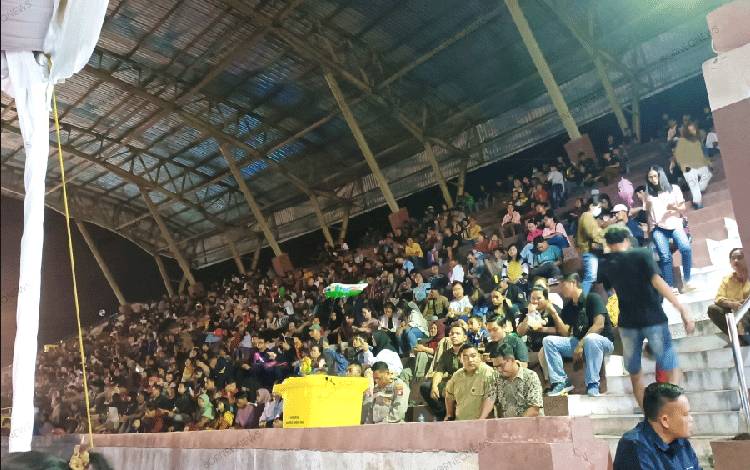 Warga Gunung Mas Penuhi Stadion Mini Rayakan Malam Pergantian Tahun