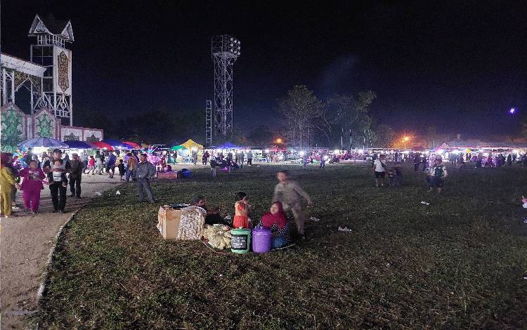 Tadion Sanaman Mantikei Kota Palangka Raya yang menjadi salah satu objek acara menyambut pergantian malam tahun baru terlihat ramai di kunjungi masyarakat, Minggu malam, 31 Desember 2023. (FOTO: DONNY D)