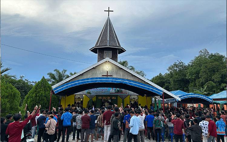 Ibadah Tutup Tahun 2023 Dipadati Anak Muda Ikuti Perjamuan Kudus