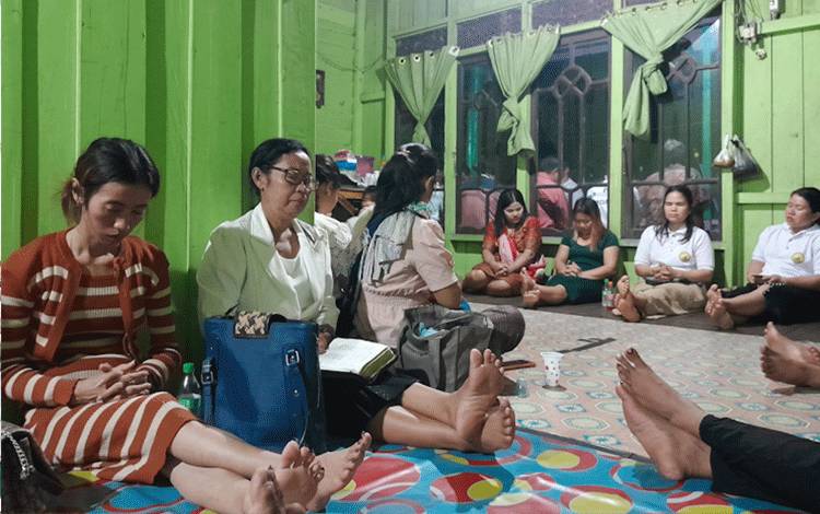 Warga Desa Pandawei Gelar Doa di Malam Bergantian Tahun
