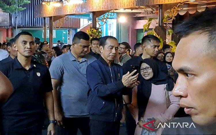 Jokowi Lewati Malam Pergantian Tahun di CFN Ngarsopuro, Beli Telur Gulung Rp15.000