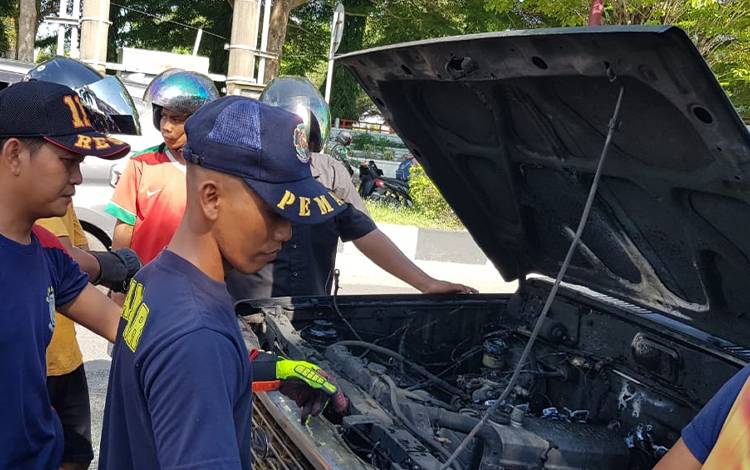 Sebuah Mobil Terbakar di Jalan S Parman Palangka Raya