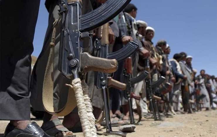 Milisi Houthi berbaris sambil memegang senjata api. (ANTARA/Anadolu)