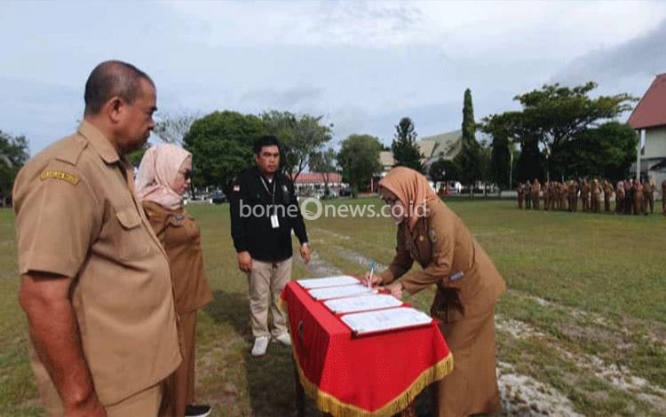Pj Wali Kota Palangka Raya Pimpin Sertijab Kepala Dukcapil dan BKPSDM