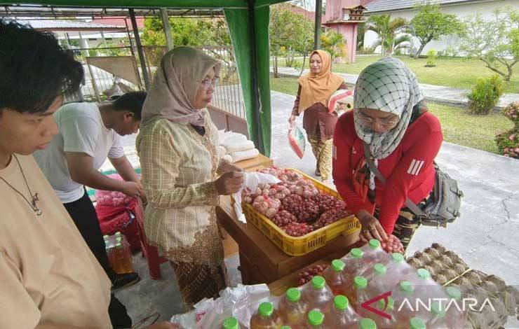 Salah satu gelaran pasar penyeimbang yang dilaksanakan Pemprov Kalteng sebagai langkah pengendalian inflasi di Palangka Raya beberapa waktu lalu. (ANTARA/Muhammad Arif Hidayat)