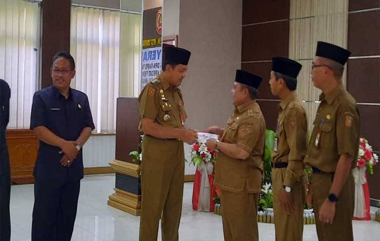 Serahkan DPA-SKPD 2024 dan KKPD, Pj Bupati Kobar Minta SOPD Optimalkan Serapan Anggaran