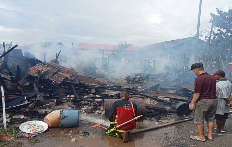 Petugas kebakaran saat berjibaku memadamkan api yang membakar rumah warga di Jalan Biak, Kecamatan Mentawa Baru Ketapang, Kabupaten Kotim. (FOTO: BUDDI)